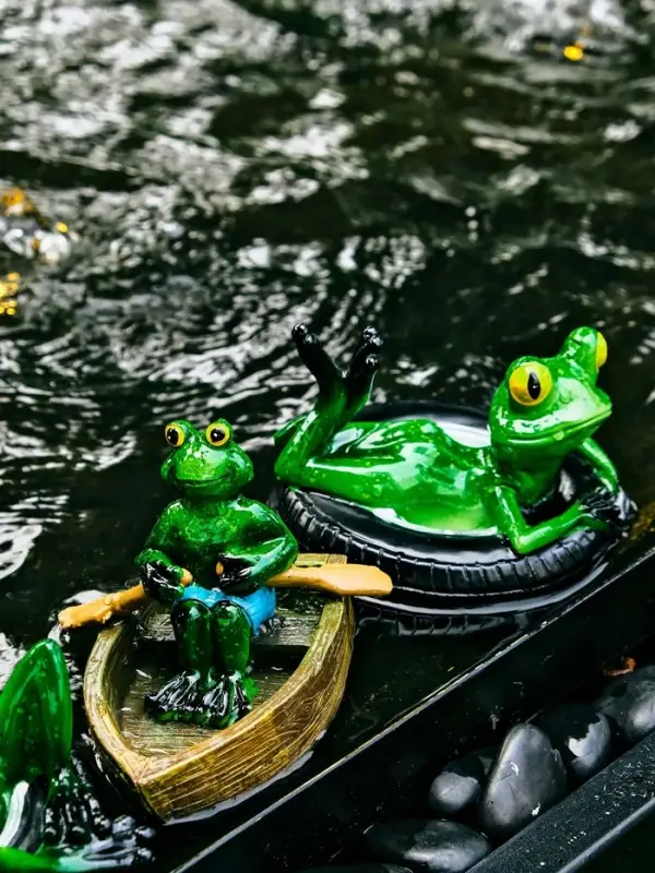 Садовая фигура 14 х 13 х 9,5 см "Лягушка в лодке" Водоплавающая