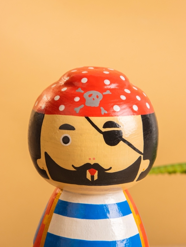 Деревянная кукла кокеши "Одноглазый пират" 9х9х21 см