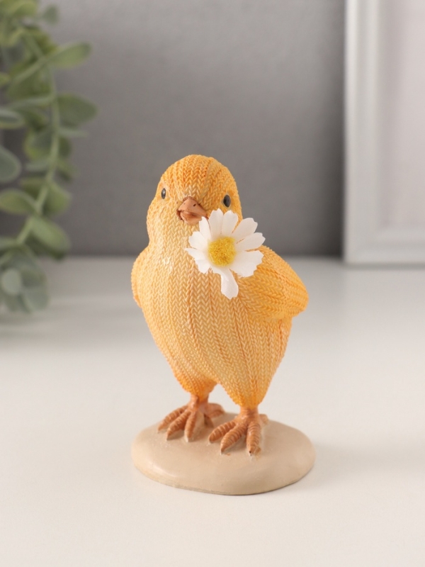 Сувенир полистоун "Вязаный цыплёнок с ромашкой в клюве" 5,5х5,5х10 см
