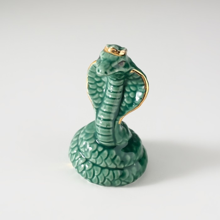 Сувенир керамика "Зелёная кобра в короне" с золотом 4х4,5х7,5 см