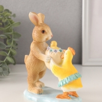 Сувенир полистоун "Зайчик и курочка с цыплёнком в скорлупе" 12х6х14 см Сувенир полистоун "Зайчик и курочка с цыплёнком в скорлупе" 12х6х14 см