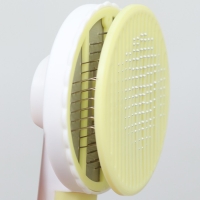 Пуходёрка пластиковая с функцией самоочистки, 7,7 х 19,1 см, жёлтая