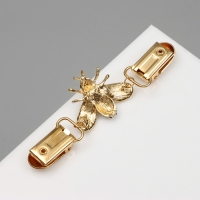 Зажим для кардигана &laquo;Шмель&raquo;, цвет чёрно-белый в золоте