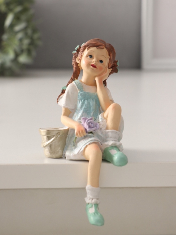 Сувенир полистоун "Малышка в сарафане, с розой и ведерком" 9х7,5х14,5 см