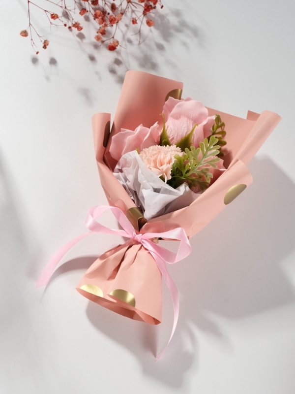 Букет из мыльных лепестков "Три розы и гвоздика" розовый 7,5х13,5х20 см