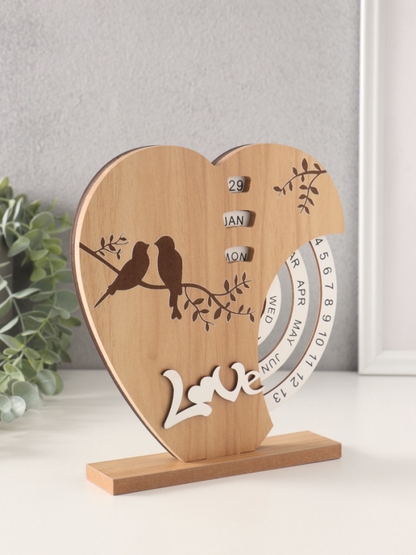 Сувенир дерево настольный календарь "Две птички на сердце" 3,7х18х19,5 см