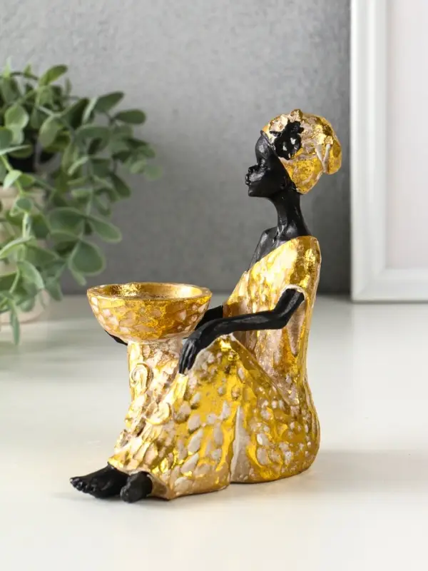 Подсвечник полистоун "Африканка в золотом платье с цветами" d=4,5 см 10,5х12х16 см