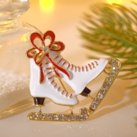 Брошь новогодняя &laquo;Коньки&raquo; с бантом, цвет красно-белый в золоте