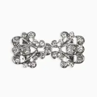 Зажим для кардигана "Ажур", завитки, цвет белый в серебре