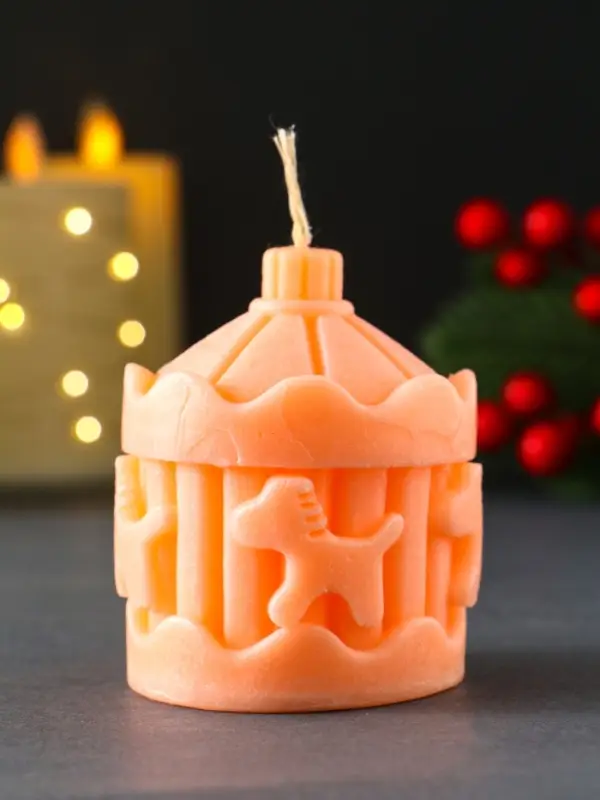 Свеча новогодняя "Карусель с лошадками" 60х80 мм, персиковый