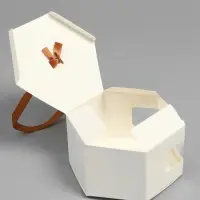 Коробка шестигранная, с окном, белый, 20&times;12&times;7 см