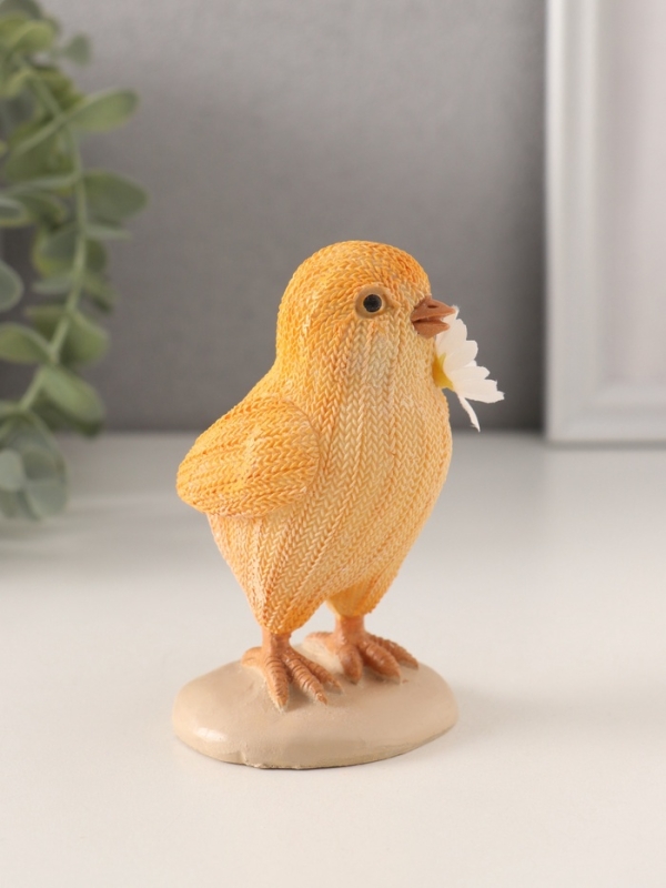 Сувенир полистоун "Вязаный цыплёнок с ромашкой в клюве" 5,5х5,5х10 см