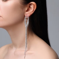 Серьги висячие со стразами &laquo;Голливуд&raquo; капли с нитями, цвет белый в серебре, 15,5 см