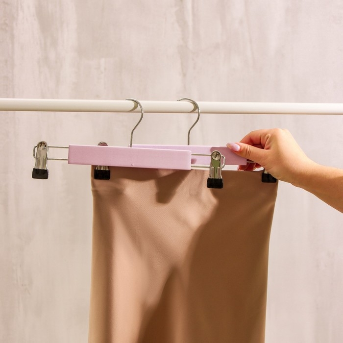 Вешалки для брюк и юбок LaDо́m Brillant, 28&times;12&times;2,8 см, 2 шт, деревянные, с зажимами, цвет розовый