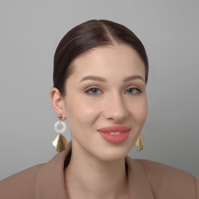 Серьги с перламутром &laquo;Сиа&raquo; листочек, цвет белый в золоте