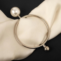 Пряжка для платка &laquo;Бусина&raquo;, цвет белый в серебре