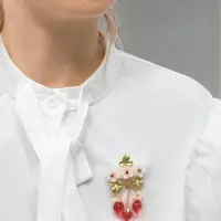 Брошь "Земляника" с цветочками, цветная в золоте