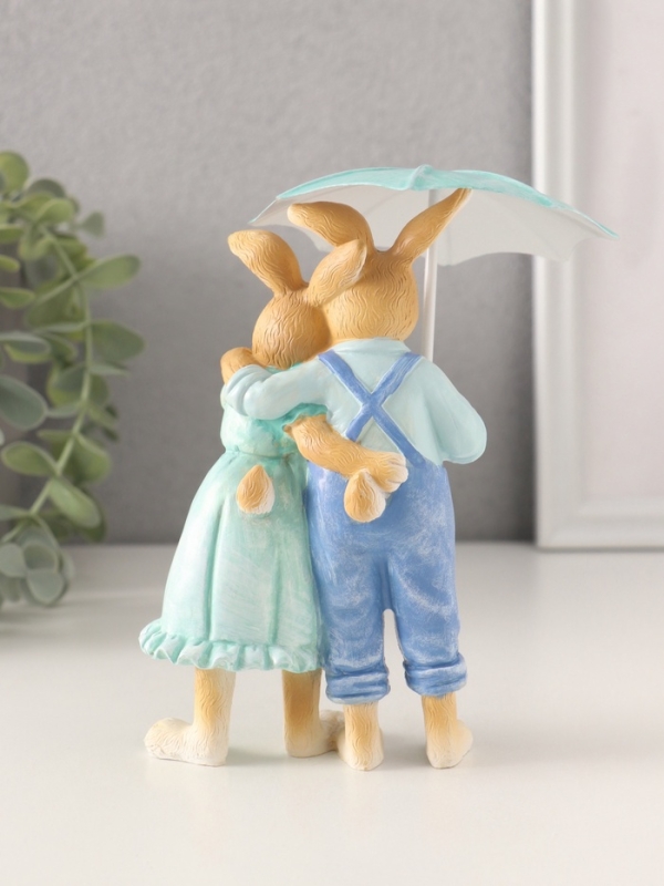 Сувенир полистоун "Парочка кроликов в голубых нарядах под зонтом" 8,5х4,5х14/17 см