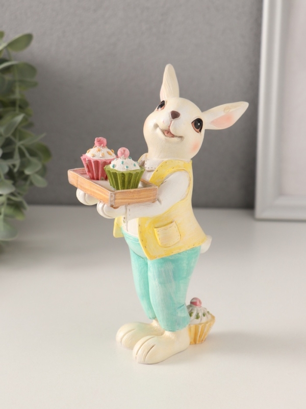 Сувенир полистоун "Нарядный кролик с кексами на подносе" 11х6х16 см