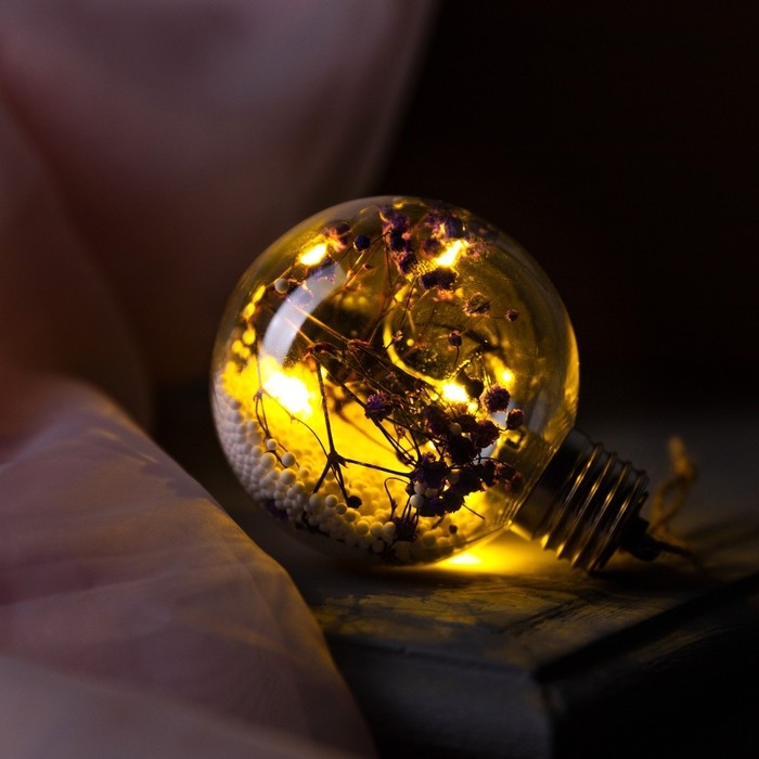Ёлочный шар &laquo;Сиреневые сухоцветы&raquo;, батарейки, 5 LED, свечение тёплое белое