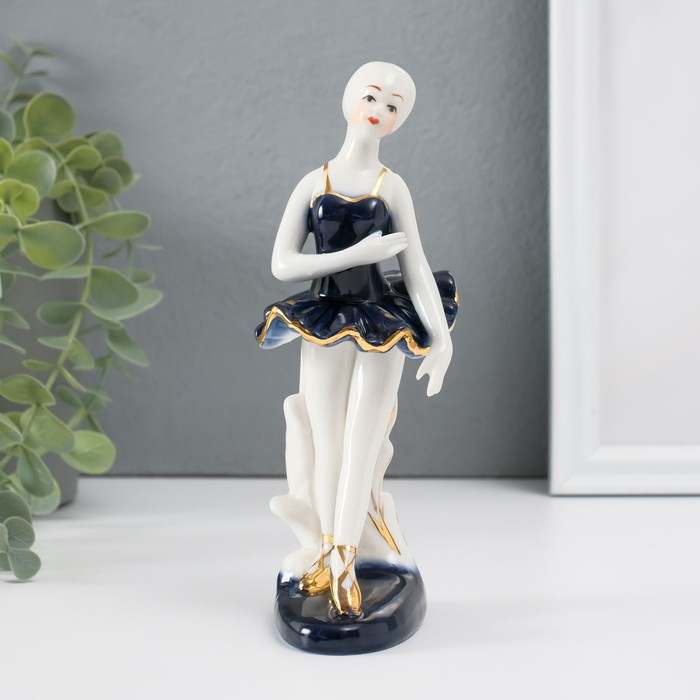 Сувенир керамика под фарфор "Балерина у станка" кобальт 16х7х8 см