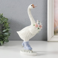 Сувенир полистоун "Гусь на роликах, с букетом" 9,5х6,5х18,5 см