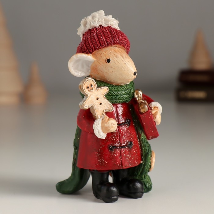 Сувенир полистоун "Мышка в красной шапочке с пряником и подарком" 5,5х4,5х11 см