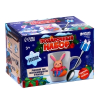 Декор кружки и ложки полимерной глиной на новый год &laquo;Зайка и подарок&raquo;, новогодний набор для творчества