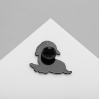 Значок &laquo;Собака&raquo; на скейте, цветной в чёрном металле