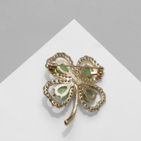 Брошь &laquo;Цветок&raquo; клевер с жемчугом, цвет бело-зелёный в золоте