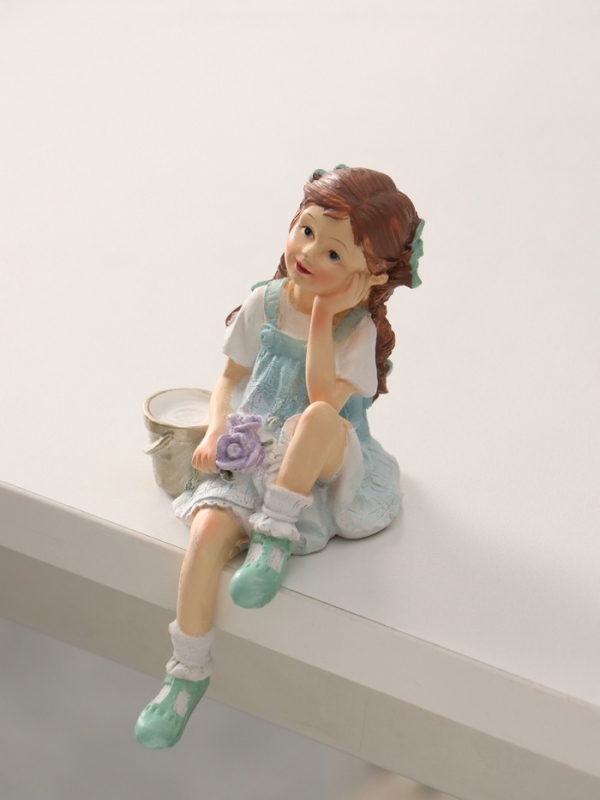Сувенир полистоун "Малышка в сарафане, с розой и ведерком" 9х7,5х14,5 см