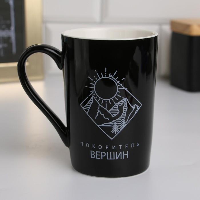 Кружка керамическая с ложкой и крышкой «Покоритель вершин», 400 мл, цвет чёрный Кружка керамическая с ложкой и крышкой «Покоритель вершин», 400 мл, цвет чёрный