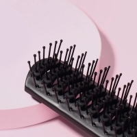 Расчёска массажная, вентилируемая, 4 &times; 23,2 см, цвет чёрный/белый