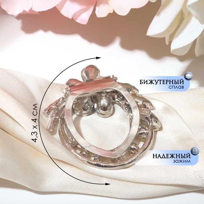 Зажим для платка &laquo;Цветок&raquo;, цвет бело-синий в сером металле