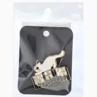 Брошь перламутровый "Котёнок" с пианино, цвет чёрно-белый в золоте