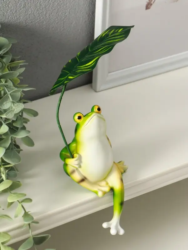 Сувенир полистоун "Лягуха под пальмовым листом" 5,8х7,5х14,5 см