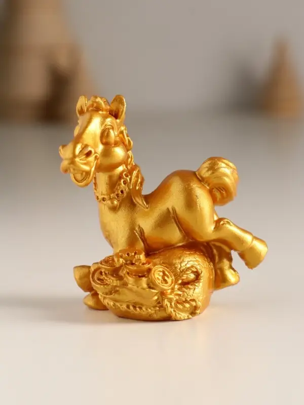Сувенир полистоун "Золотой конь с богатством" МИКС 5х2,5х6,7 см