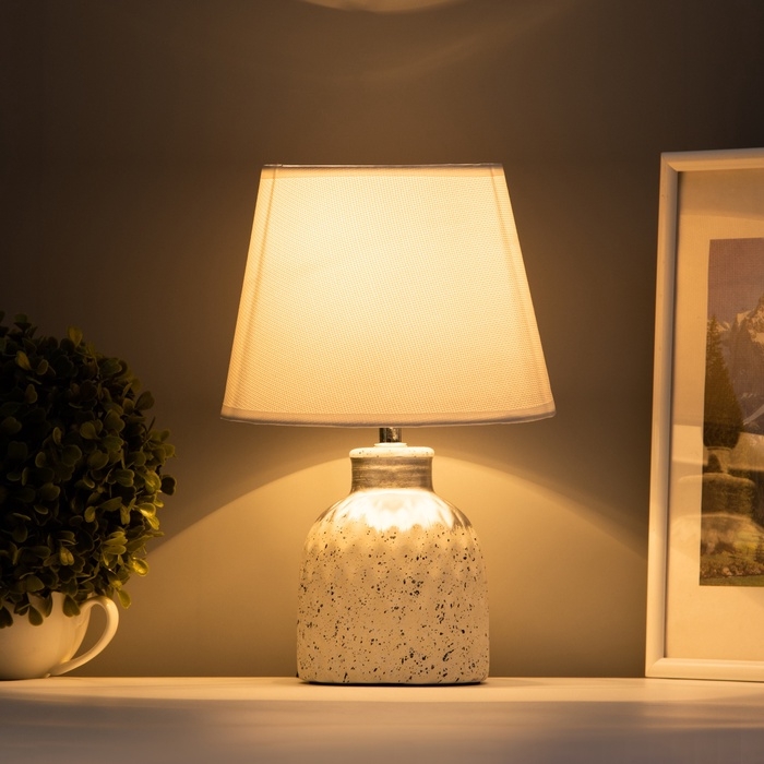 Настольная лампа с абажуром RISALUX «Овация», 1×Е14, 40 Вт, белый, 22×22×31 см Настольная лампа с абажуром RISALUX «Овация», 1×Е14, 40 Вт, белый, 22×22×31 см