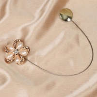 Подхват для штор &laquo;Цветок&raquo;, d = 6 см, цвет молочный/золотой