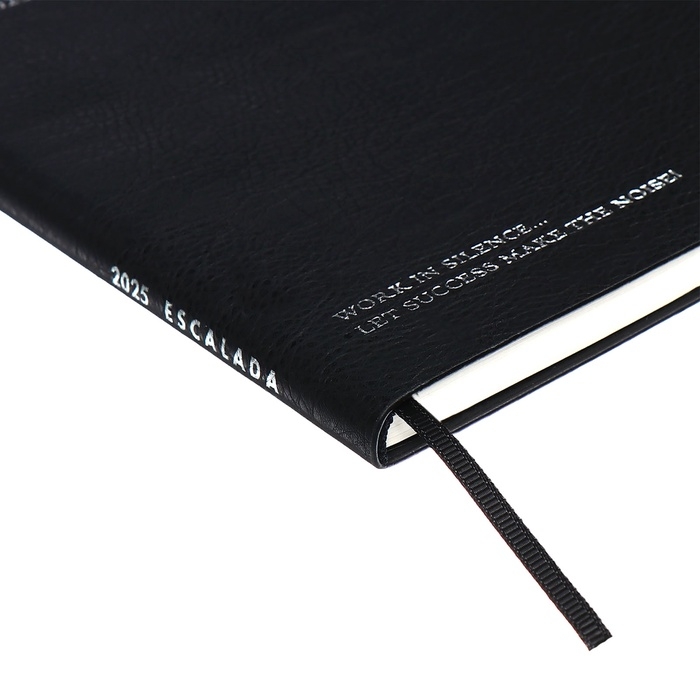 Еженедельник датир 2025г мягк обл иск кож А6+ 80л ESCALADA, тис ф, кр бл 70 г/м&sup2;, чёрный