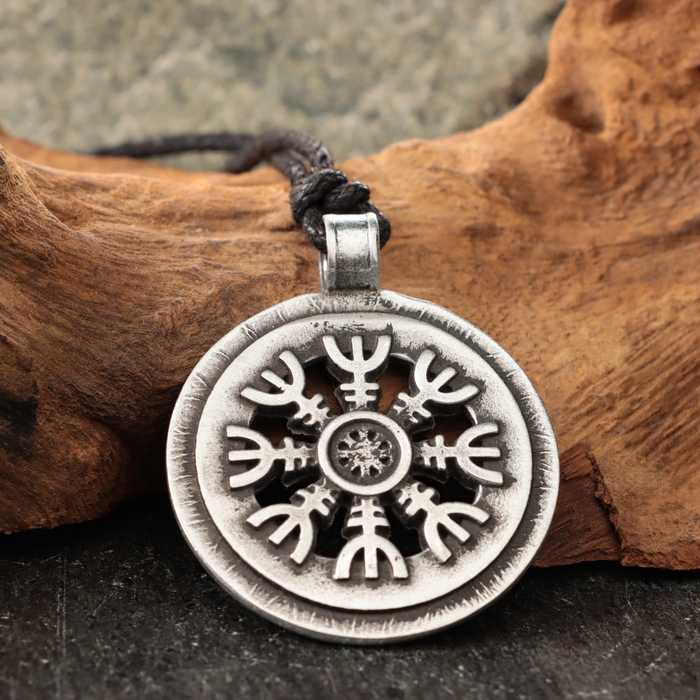 Амулет Амулет "Агисхьяльм" с камнем гранат, 35х42 мм, металлический