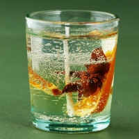 Новогодняя свеча гелевая в стакане с декором внутри &laquo;Новый год: Глинтвейн&raquo; 5 х 5 х 6 см