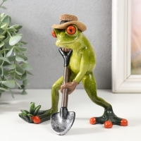 Сувенир полистоун лак "Лягушонок с лопатой, в соломенной шляпе" 10х15х15,5 см Сувенир полистоун лак "Лягушонок с лопатой, в соломенной шляпе" 10х15х15,5 см