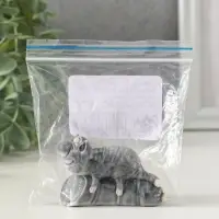 Сувенир "Кот лежит на колбасе" 4,2 см