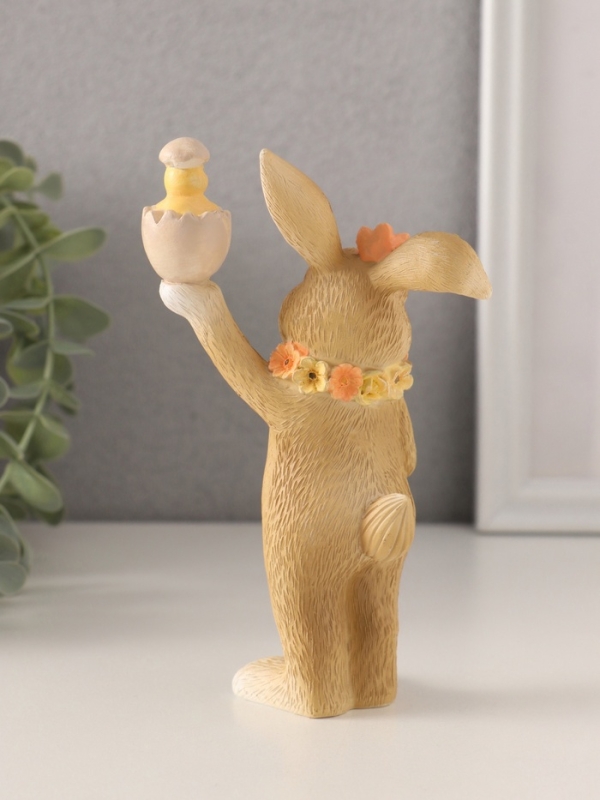 Сувенир полистоун "Зайчик в цветочном венке и цыплёнком в скорлупе" 9х5,5х15 см