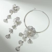 Набор 2 предмета: серьги, колье &laquo;Цветок&raquo; бусина и стразик, белый в серебре, d=14 см