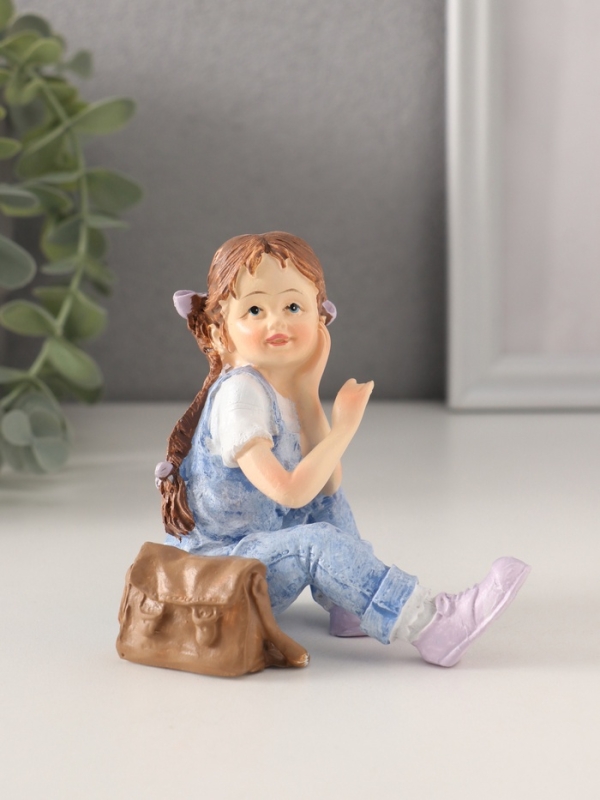 Сувенир полистоун "Малышка в джинсовом комбинезоне с сумкой-портфелем" 11х6,5х12 см