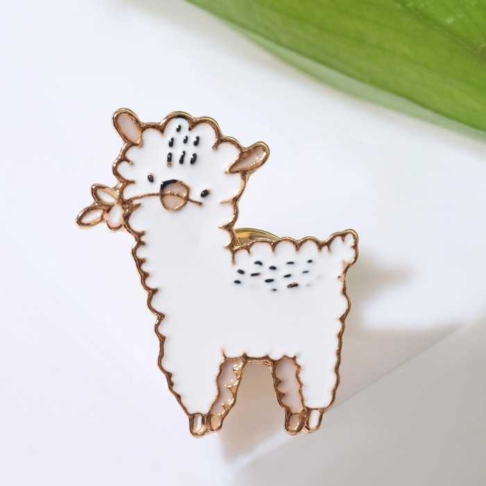 Значок &laquo;Лама&raquo; милашка, цвет белый в золоте