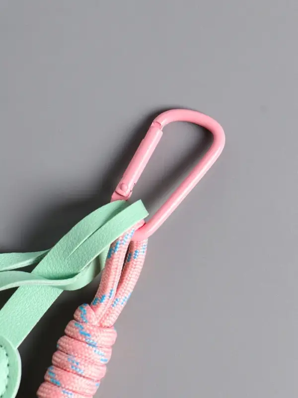 Брелок на карабине кожзам, текстиль "Цветочки" мятно-розовый, с узлом 25х7х1,5 см