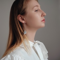 Серьги висячие со стразами &laquo;Новогодние&raquo; две снежинки, цвет бело-голубой в серебре